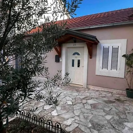 Vuksanovic With Private Parking Podgorica